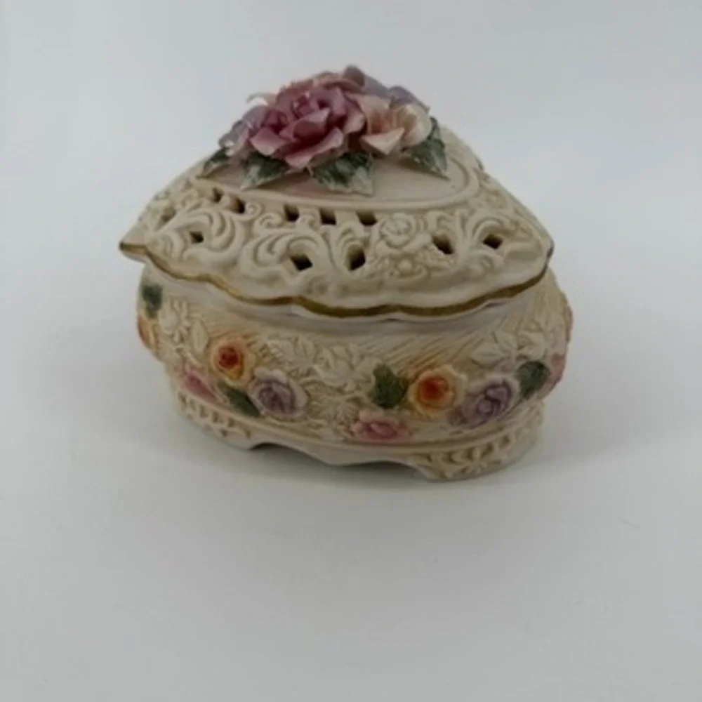 Vintage Style Heart Shaped Ceramic Floral Trinket Box Lattice Lid Gold Trim